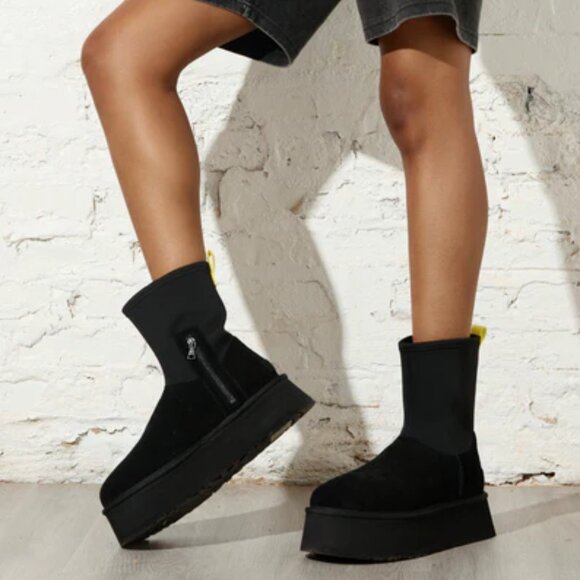 NWOT UGG Classic Dipper BLACK - Picture 1 of 9